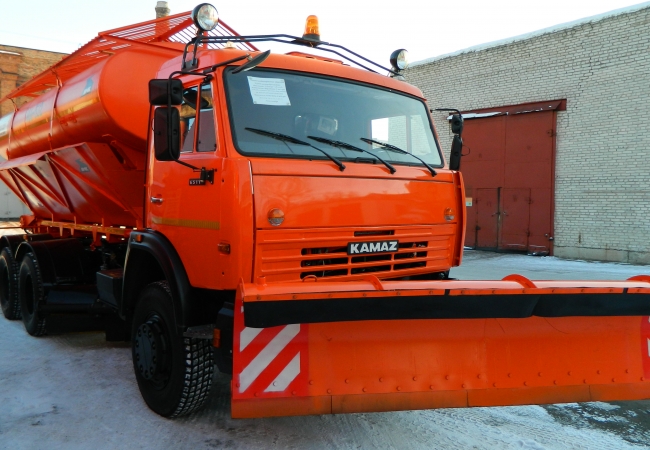 Комбинированная дорожная машина – это универсальный «швейцарский нож» для дорожников, который работает круглый год и закрывает сразу несколько видов задач одной единицей техники